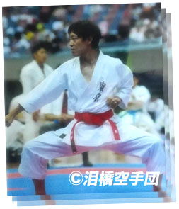 空手の形を演武する清水俊勝